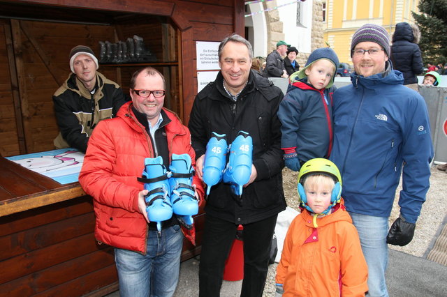 Eislaufschuhe gibt es am Stand gleich nebenan auszuborgen, wie DI Gerhard Winter von der PKomm und Bürgermeister Josef Schmidl-Haberleitner zeigen.