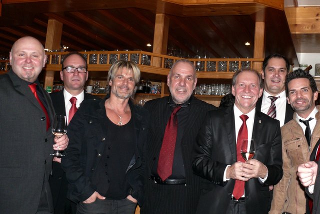 Vize Louis Lechner, SP-Obmann Dirk Rath, Zoltan Sebestyan, Geburtstagskind und Bürgermeister Franz Antoni, Abgeordneter Hans Hechtl, Gemeinderat Reinhold Tisch und Dancing Star des Abends Manuel Ortega (v.l.)