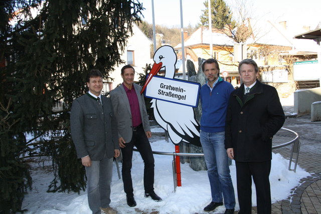 Max Höfer, Harald Mulle, Gerald Murlasits und Wolfgang Lagger mit dem „Neujahrsbaby“ Gratwein-Straßengel.