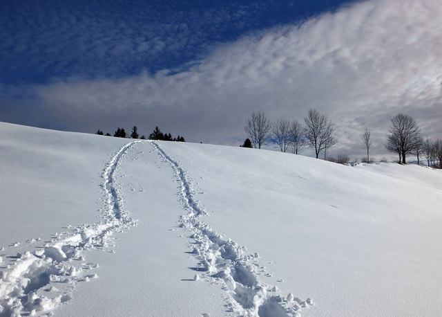 Beim Wandern brach sich eine Frau auf dem schneeglatten Weg den Unterschenkel