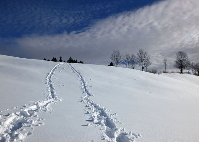 Beim Wandern brach sich eine Frau auf dem schneeglatten Weg den Unterschenkel | Foto: KK