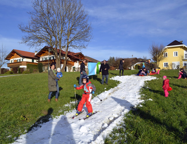 Auf die Skier, fertig, los!! Der Wunsch von Tobias ging in Erfüllung, er feiert dieses Jahr weiße Weihnachten.
