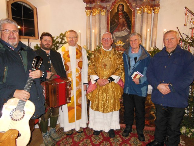 Dekan Johannes Trausnitz mit Erzbischof Franz Lackner und dem „Sainihånser Viergsang“ | Foto: Foto: Kowatsch