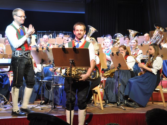 Auch Kapellmeister Andreas Wörter applaudierte Roman Salvenmoser beim 2. Neujahrskonzert der BMK Kirchdorf im voll besetzten Dorfsaal nach seinem Solo auf dem Euphonium