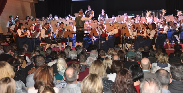 Im voll besetzten Dorfsaal begeisterten Kapellmeister Andreas Wörter und die Bundesmusikkapelle Kirchdorf beim 2. Neujahrskonzert unter dem Motto „Unheimlich …Schön“