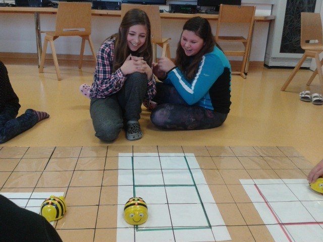 Vanessa und Anna freuen sich, dass es klappt.