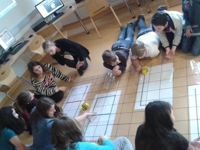 Lehrerin Erika Knellwolf mit den Schülern der 3B.