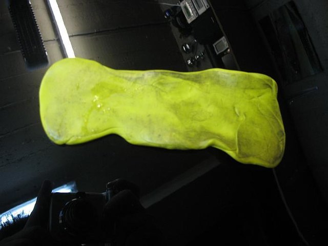 Um diese Rückstände zu beseitigen, wird Reinigungsknete mit einer Trägerflüssigkeit...eine Art Gleitmittel...quasi wie ein übergroßer Radiergummi in kurzen Bewegungen auf dem Lack hin- und hergeschoben.