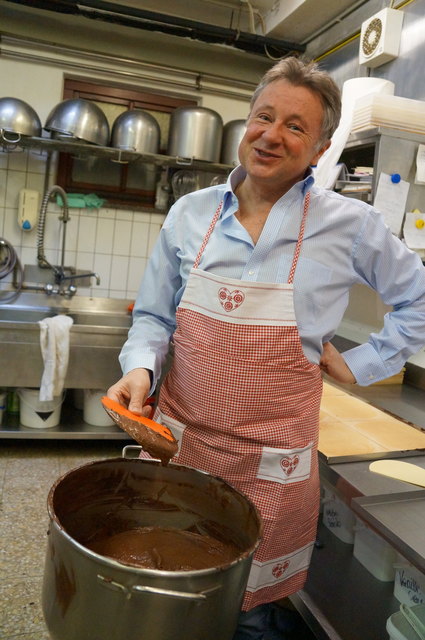 Bgm. Martin Falk versucht sich als Konditor | Foto: schwameis