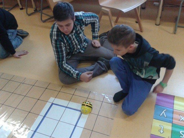 Michael und Marcel überprüfen ob der Roboter wohl den richtigen Weg nimmt.