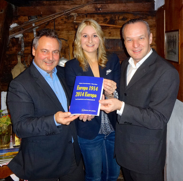 Die Autoren Martin Reiter (links) und Dr. Johannes Ausserladscheiter übergaben LAbg. Kathrin Kaltenhauser ihr neuestes Buch.