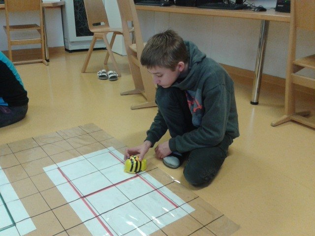 Anton aus der 2b ist voll konzentriert beim Programmieren.