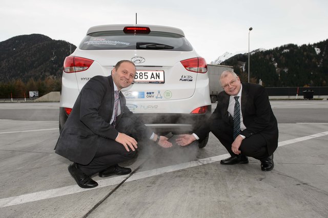 Tirol steigt in die Wasserstofftechnologie ein. LHStv Josef Geisler (li.) und Projektmanager Ernst Fleischhacker setzen auf Mobilität ohne Abgase und stellen vier Wasserstoffautos zum Ausprobieren zur Verfügung. | Foto: Hyundai/Wolfgang Lackner