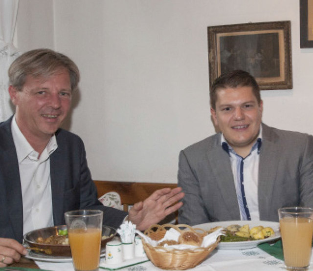 Neuroth-Vorstand Lukas Schinko (r.) mit Roland Reischl in der „Schmied‘n“ | Foto: Prontolux