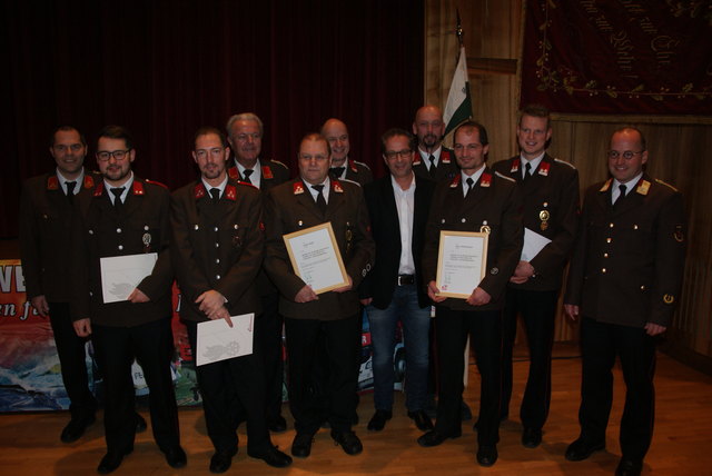 Bgm. Wolfgang Jörg (7 v. l.), Kdt. Reinhold Greuter (li.) und BFI Thomas Greuter (re.) gratulierten den Geehrten und Beförderten.