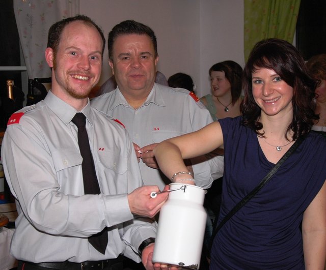 Tombolaverlosung - hier mit Leopold Huber, Ernst Schwein und Brigitte Stockinger. | Foto: FF