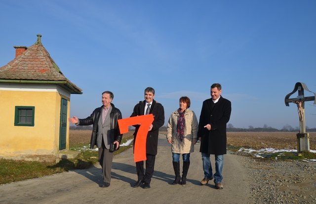 Die Bürgermeister (von links) Werner Laky (Moschendorf), Walter Temmel (Bildein), Agnes Jurasits-Skrapitsne (Prostrum) und Johann Weber (Eberau) fordern den Ausbau der Grenz-Schotterpiste. | Foto: ÖVP