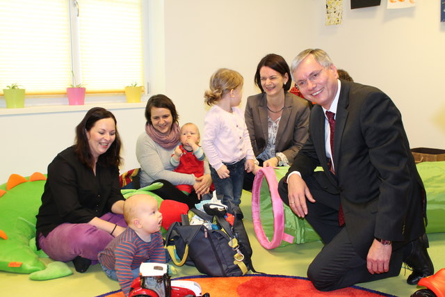 V. re.: Bundesminister Alois Stöger und Bürgermeisterin Kerstin Suchan-Mayr mit den Kindern und Pädagogen der Kinderkrippe Tecnido.