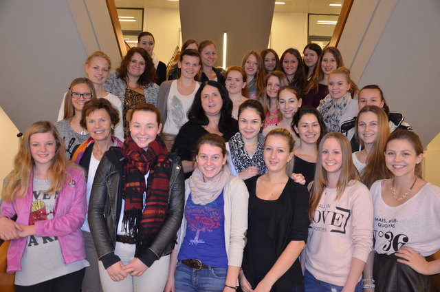 Koordinatorin Germana Bernsteiner und die Umweltzeichen-Prüferin Maria Schuster danken den Umweltbeauftragten aller Klassen für ihre wichtige Mithilfe.    Foto: Robert Kalss