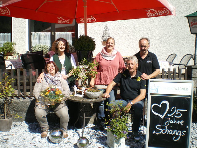 Familie Schang (Peter, Evelyn und Yvonne) mit Ihren Vermietern Ingrid und Leopold Höll. | Foto: TS