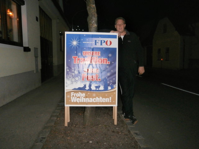 Thomas Engel: "Nachdem es kein Plakatierverbot in Matzendorf-Hölles gibt, wollten wir der Bevölkerung in Hölles Frohe Weihnachten wünschen!"