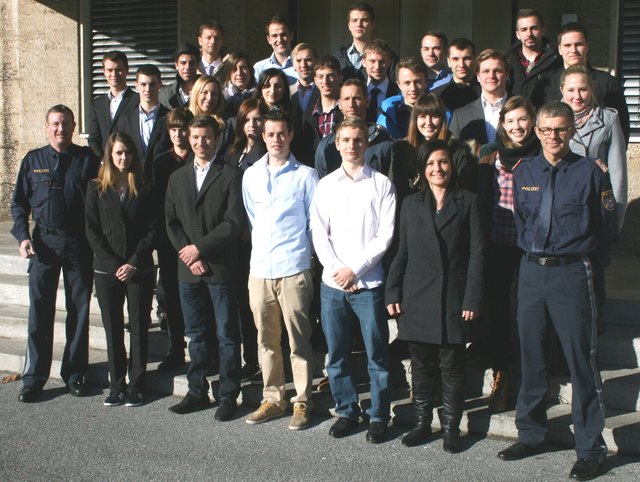 Oberst Franz Übergänger, BA, Chefinspektor Anton Brida und die neuen Polizeischülerinnen und -schüler. | Foto: Polizei