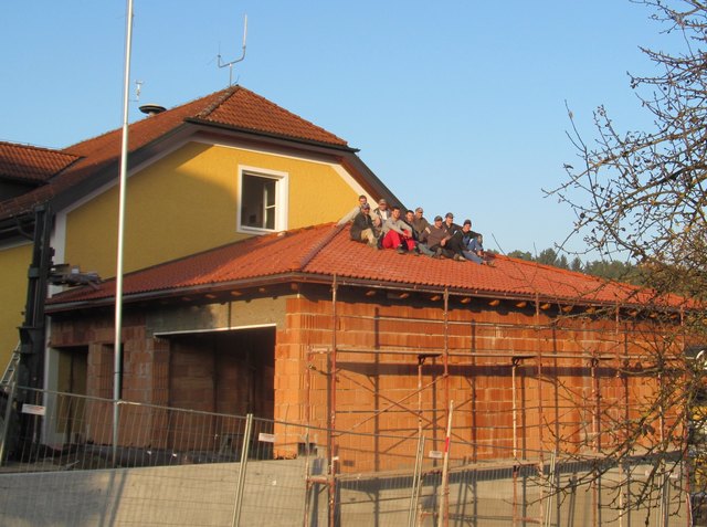 Der Rohbau des in Eigenregie errichteten Feuerwehrhaus-Anbaus steht. | Foto: FF Lacken