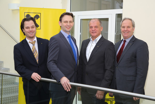 Raiffeisen-Geschäftsleiter Martin Kipperer, Matthias Zitzenbacher, Aufsichtsratsvorsitzender Erwin Fuchs, Obmann Wilfried Thoma (v.l.). | Foto: Freisinger