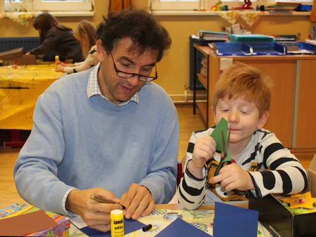 Der Religionslehrer half überall fleißig mit