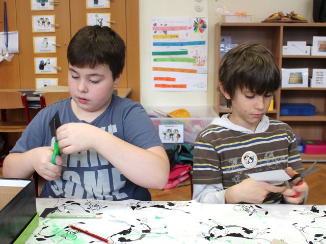 Konzentriert beim Schneiden