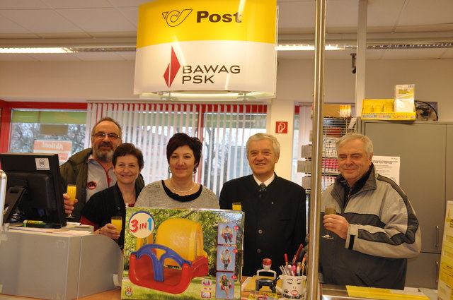 "Zweites Weihnachten" im Nah & Frisch-Kaufhaus Pfaffeneder; v.l.: Ludwig Jechsmayr, Hermine Sidlmayr, Gertrude Pfaffeneder, Bürgermeister Franz Sturm und Franz Haiden.