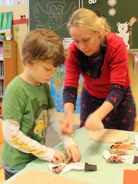 Gefaltete Serviette durchschieben