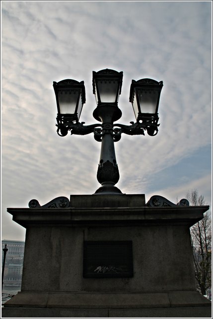Am Brückenanfang in Budapest von der Kettenbrücke