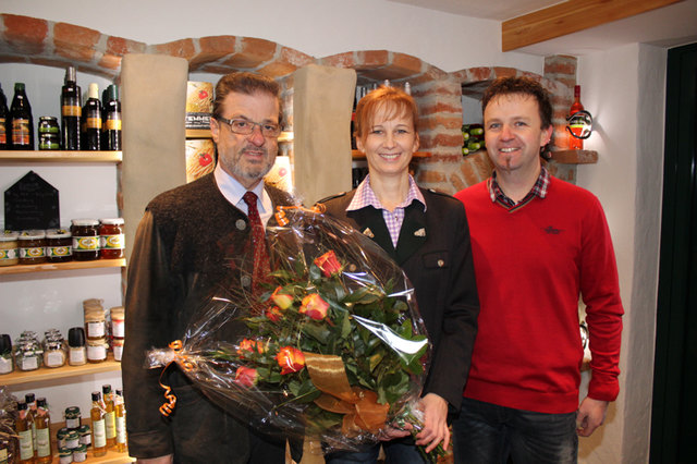 Bgm. Engelbert Huber gratulierte der Familie Hammer in Stögersdorf herzlich zur Eröffnung ihres Hofladens. | Foto: Cescutti