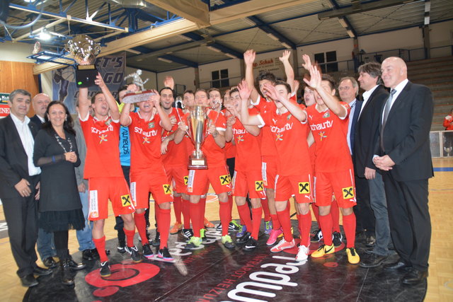 Parndorfs Kicker jubelten über den Hallenmeistertitel 2015