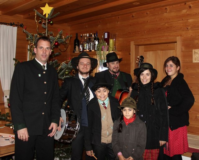 Die "Liedschatten"-Neujahrsgeiger zu Gast bei Thannhausens Bürgermeister Gottfried Heinz (li.).