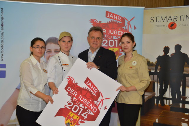 Jahr der Jugend-Bilanz: LH Hans Niessl mit drei Lehrlingen von der St. Martins Therme & Lodge