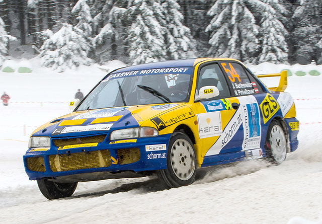 Mitsubishi Lancer Evo III – das Auto der „Rallyepolizisten“ – auf der
Schneefahrbahn.
