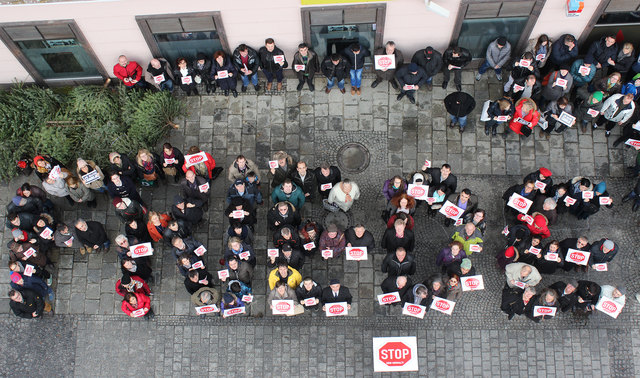 Mehr als 200 Teilnehmer nahmen an der Mahnwache für die Opfer der Pariser Terroranschläge in der Fußgängerzone teil. | Foto: Stadt Wels