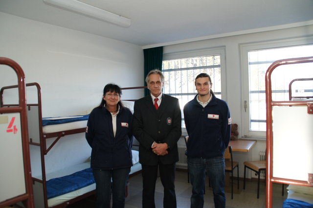 Ludmilla Islitzer (li.) und Sebastian Lutz (re.) zählen zum Betreuerteam. (Mit RK-Bezirksstellenleiter Günther Ennemoser)