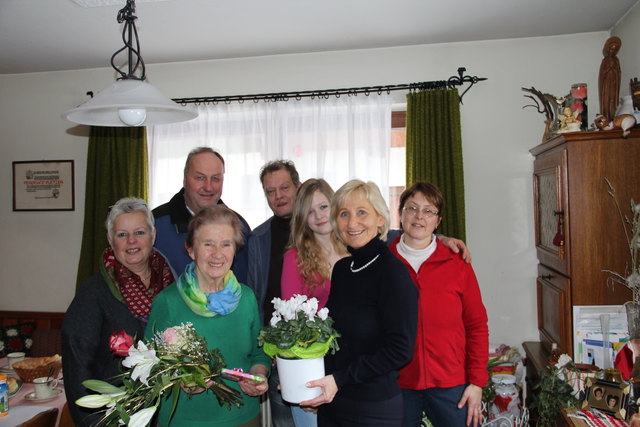 Marlies Rummer (Obfrau der Senioren ), Vize-Bgm. Vital Enzinger, Jubilarin Loisi Pletzer, Sohn Ferdinand, Enkelin Linda, Bgm. Sonja Ottenbacher und Schwiegertochter Brigitte. | Foto: Gemeinde
