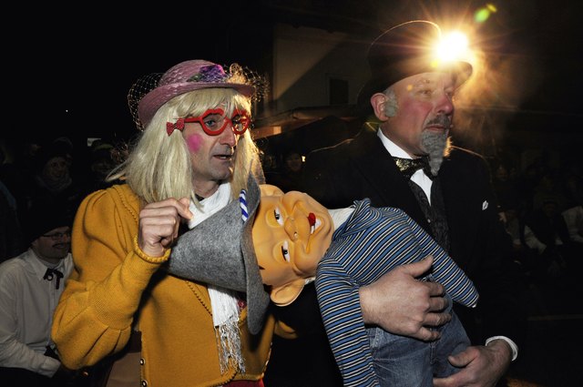 Alle vier Jahre wird in Weer der Naz ausgegraben und zum großen Maskenumzug durch das Dorf eingeladen. | Foto: Hintner