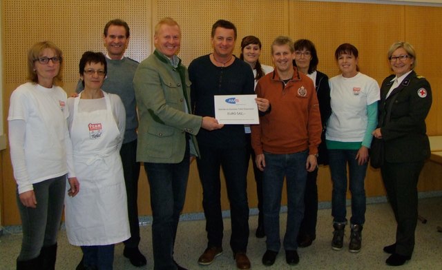 AMS und Tafelmitarbeiter bei der Spendenübergabe