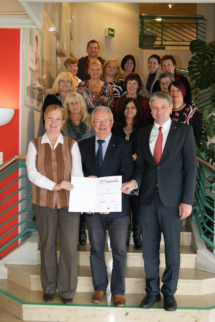 GRin Renate Prammer, BGM Ing. Harald Seidl und Stadtrat Peter Aichmayr (Sozialreferent) mit den Mitarbeitern/-innen der Sozialabteilung. | Foto: Stadtarchiv