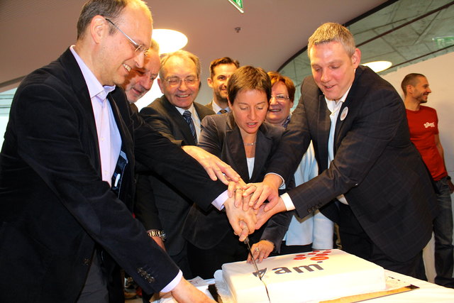 Tortenanschnitt mit Michael Dressl, Josef Kaindl, Leopold Plasch, Sonja Wehsely und Roland Reithofer (v.li.n.re.)