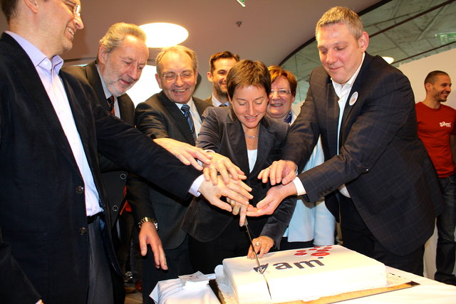 Tortenanschnitt mit Michael Dressl, Josef Kaindl, Leopold Plasch, Sonja Wehsely und Roland Reithofer (v.li.n.re.)