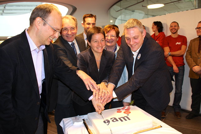 Tortenanschnitt mit Michael Dressl, Josef Kaindl, Leopold Plasch, Sonja Wehsely und Roland Reithofer (v.li.n.re.)