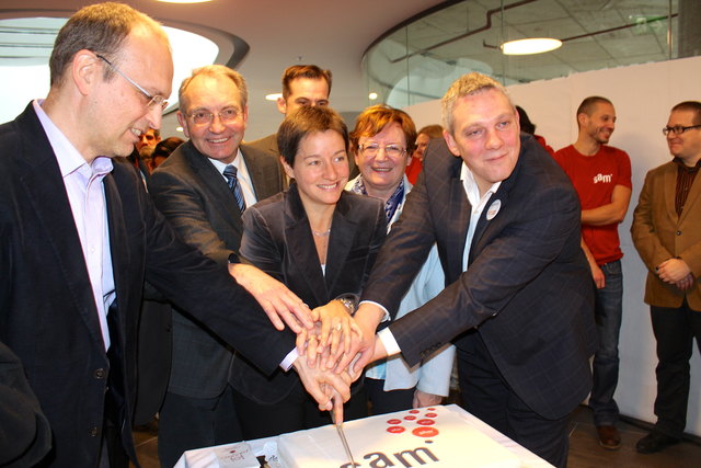 Tortenanschnitt mit Michael Dressl, Josef Kaindl, Leopold Plasch, Sonja Wehsely und Roland Reithofer (v.li.n.re.)