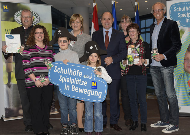 Die Abordnung aus Absdorf bei der Preisverleihung im Landhaus: Vizebürgermeister Leo Weinlinger, Schulleiterin Sonja Kreuzinger, Landesrätin Barbara Schwarz, LH-Stv. Wolfgang Sobotka, Hortleiterin Brigitte Binder, Kindergartenleiterin Erni Neubauer sowie Bürgermeister Franz Dam. | Foto: NLK Burchhart