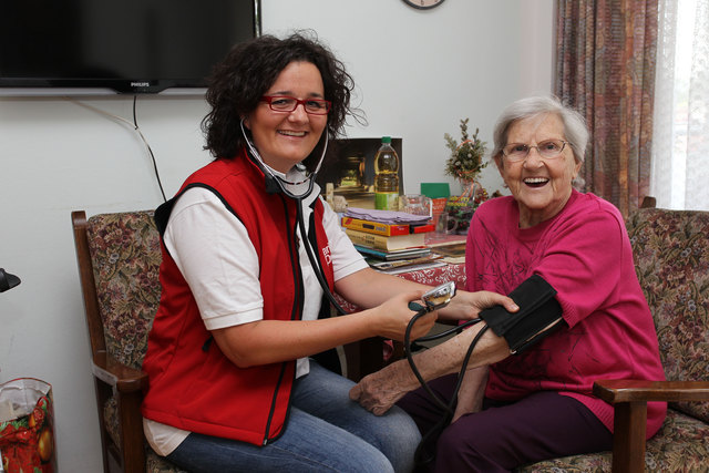 Die Mitarbeiter/-innen der Hauskrankenpflege der Caritas kümmern sich professionell und mit viel Engagement und Hingabe um die Menschen, die mobile Hilfe brauchen. | Foto: Caritas